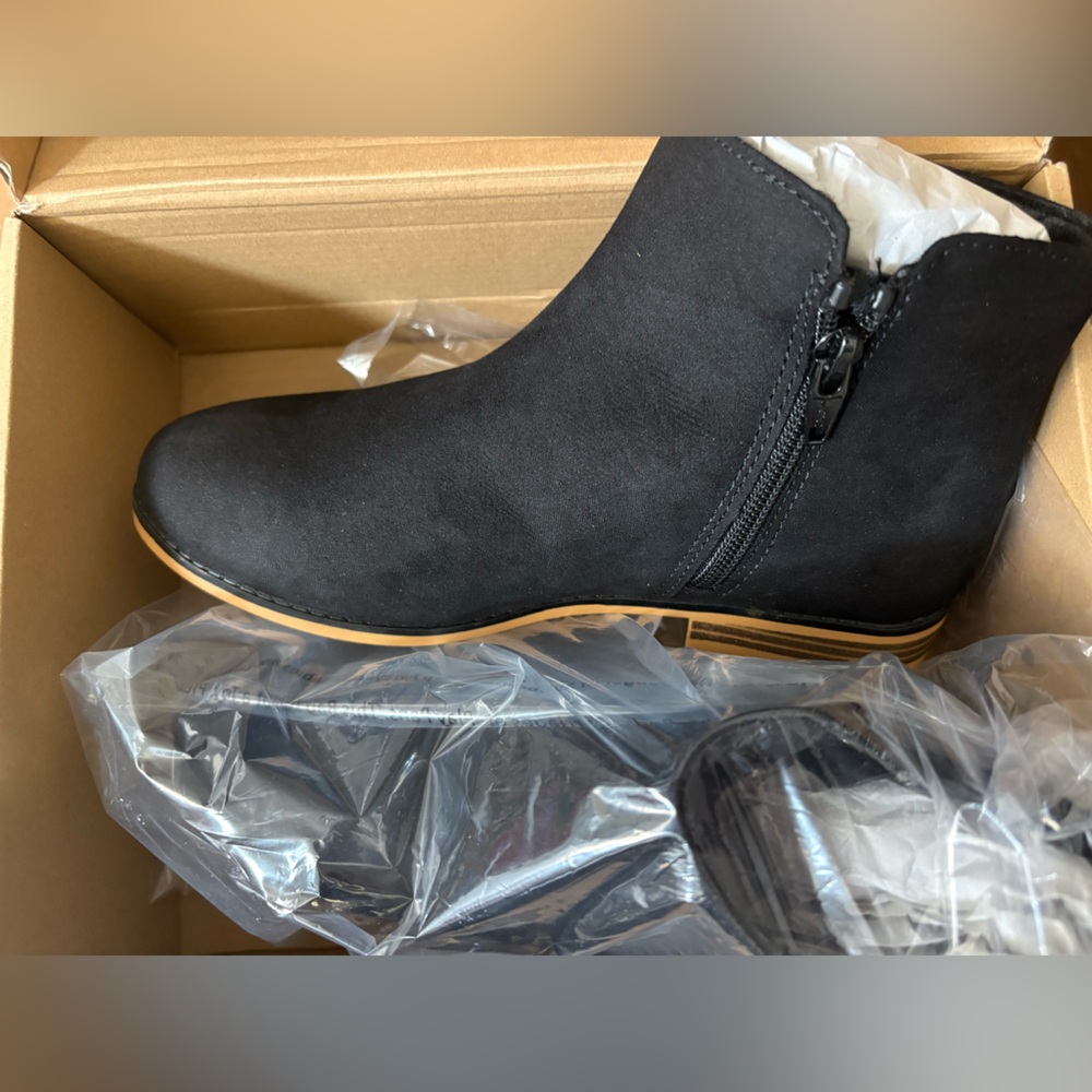 Fupoia Girls Black Ankle Boots size 4 NWT